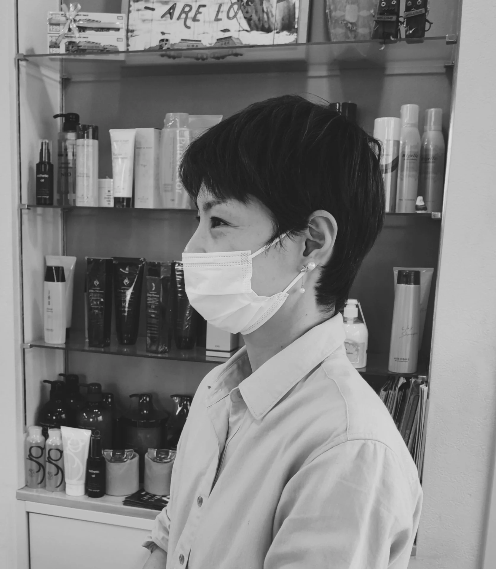 ヘアスタイルの仕上がりを確認する女性スタイリスト